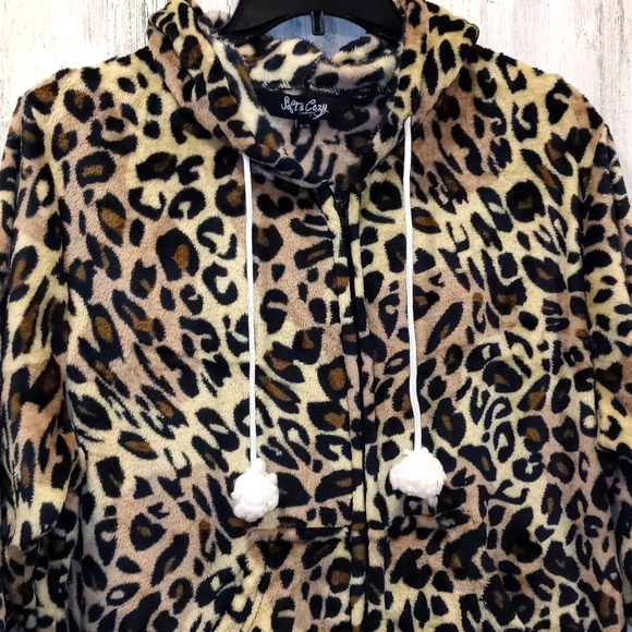 1230 Soft & Cozy Leopard Plush Hooded Onesie - Picture 3 of 8